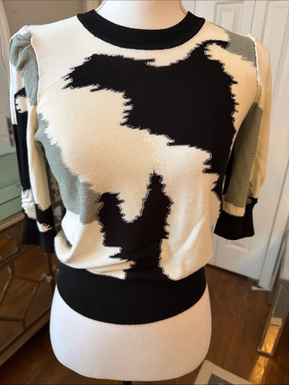 DKNY Short Sleeve Crewneck Lightweight Black, Cream & Grey Sweater XS ❤️
